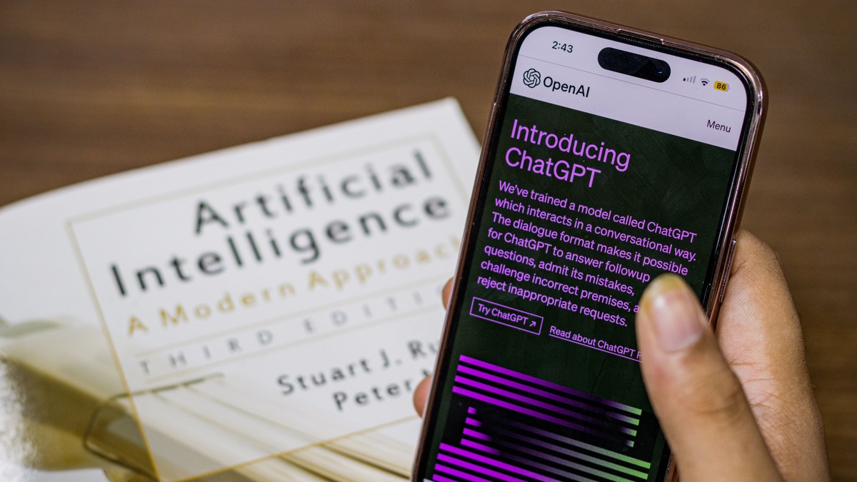 Човек държи телефон с отворена страница за ChatGPT