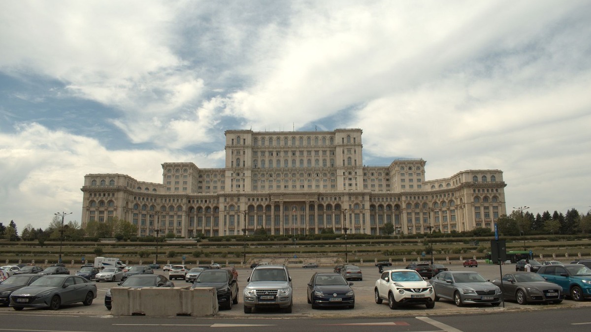 Дворецът на парламента в Букурещ на дневна светлина