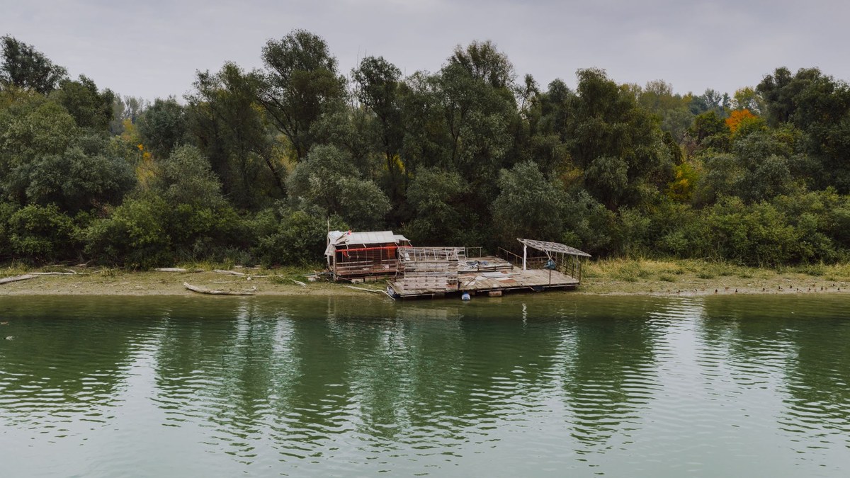 Широка река с оголени брегове при ниско водно ниво