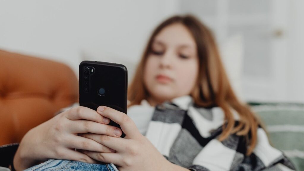 Какво всъщност ограничава Meta за тийнейджърите във Facebook и Instagram?